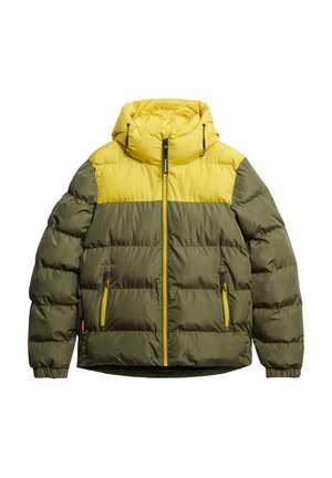 Dynejakke med hætte, der har en gul øverste sektion og en olivengrøn nederste sektion, frontlynlås og to sidelommer med gule lynlåse.