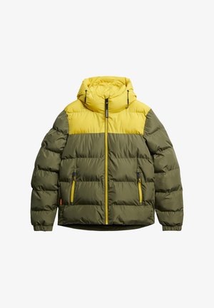 Dynejakke med hætte, der har en gul øverste sektion og en olivengrøn nederste sektion, frontlynlås og to sidelommer med gule lynlåse.
