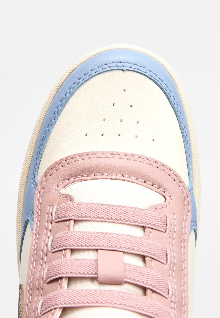Sneaker con tomaia in pelle crema, accenti azzurri e lacci rosa. Presenta una punta perforata per la traspirabilità e cuciture testurizzate.