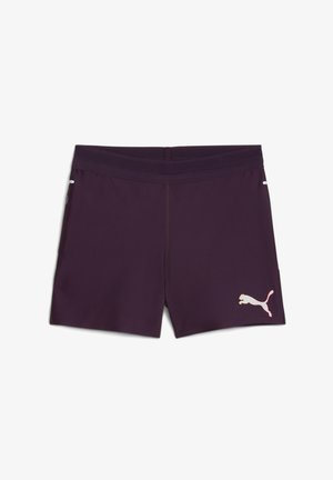 Paarse sportieve shorts van lichtgewicht stof met een ademende mesh tailleband en een wit en roze Puma-logo op de linkeronderzijde.