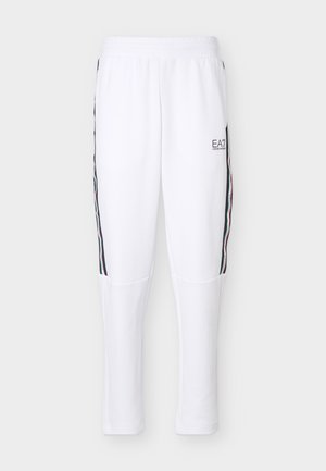 Witte sportbroek met elastische tailleband, zwarte bies met rode en groene details, en een klein EA7 Emporio Armani-logo op het dijbeen.