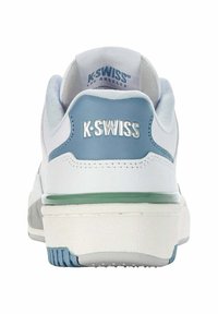Sneaker in pelle bianca con accenti azzurri e verdi, linguetta sul tallone texturizzata e dettagli cuciti. Logo argento "K-SWISS" sul tallone.
