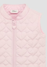 Roze gewatteerde vest met hartvormige patronen, met een frontale rits en een ronde kraag. Zachte textuur en lichtgewicht ontwerp.