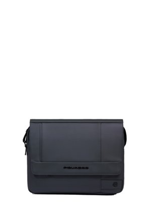 Schwarze rechteckige Messenger-Tasche mit Klappe vorne und dezent geprägtem Markennamen auf dem unteren Vorderteil.
