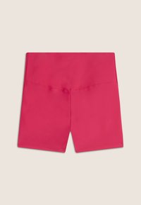 Pantalones cortos ajustados de tela rosa brillante con una textura suave. Longitud a mitad del muslo con una cinturilla ancha y detalles de costura mínimos.