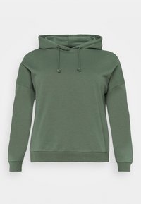 Sudadera con capucha de algodón en verde apagado, con capucha ajustable mediante cordón, mangas ranglán, puños acanalados y un corte relajado. Textura suave y diseño sencillo.