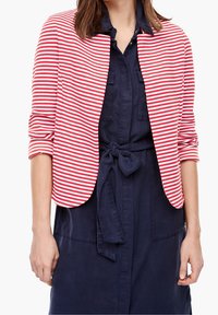 Rood-witte gestreepte blazer met een ronde kraag, driekwart mouwen en een getailleerde pasvorm, gedragen over een donkerblauwe jurk met een strikceintuur.