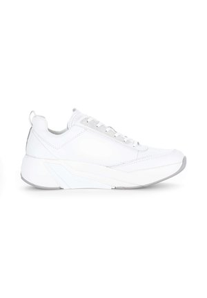 Weißer Sneaker mit niedrigem Schaft, dicker Sohle, Schnürverschluss vorne und Zuglasche an der Ferse, seitlich auf weißem Hintergrund abgebildet.