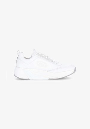 Baskets blanches basses avec semelle épaisse, lacets à l'avant et languette au talon, présentées de profil sur un fond blanc.