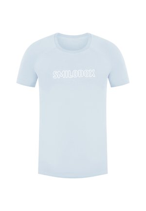 Lyseblå t-shirt med korte ærmer og rund halsudskæring, prydet med hvid tekst "SMILODOX" på brystet. Fremstillet af et glat, strækbart stof.