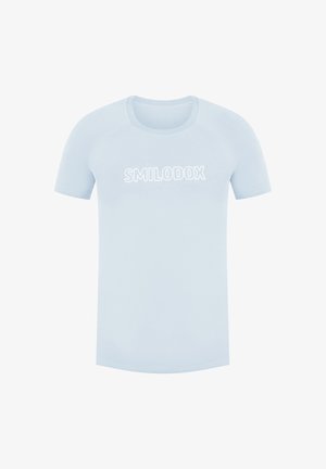 Světle modré tričko s krátkým rukávem a kulatým výstřihem, s bílým textem "SMILODOX" přes hruď. Vyrobeno z hladkého, elastického materiálu.