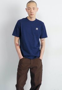 adidas Originals TREFOIL ESSENTIALS - Camiseta estampada - night indigo