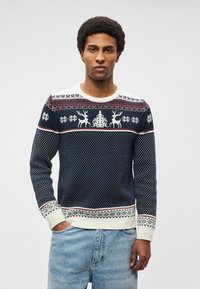 Tmavomodrý pletený sveter s motívmi bielych sobov a vločiek, s krémovým rebrovaným výstrihom a manžetami, a vzorovaným lemom.