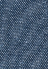 Tessuto lavorato a maglia blu con un motivo testurizzato, caratterizzato da fili intrecciati in diverse sfumature di blu, creando un effetto variegato sottile.