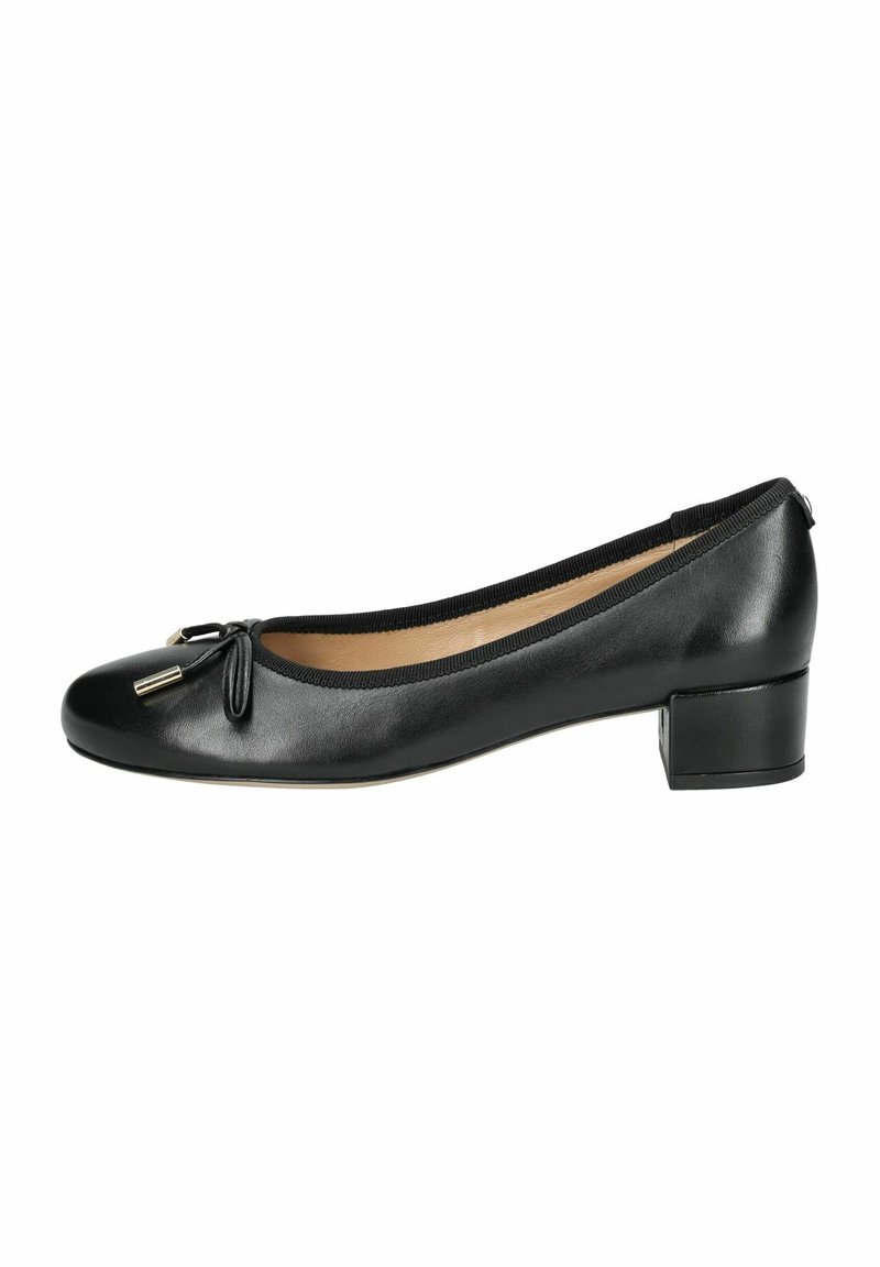 Ballerine in pelle nera con punta rotonda, caratterizzate da un nodo decorativo e hardware dorato, e un tacco basso a blocco.