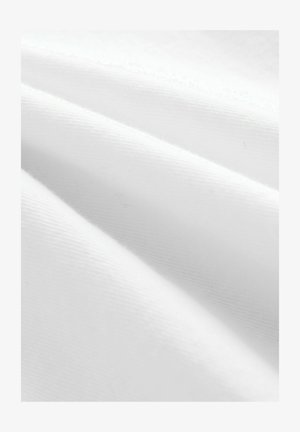 Weißer Stoff mit einer glatten, strukturierten Oberfläche, die subtile Falten und ein gleichmäßiges Webmuster aufweist. Keine sichtbaren Muster oder Hardware.