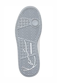 Apavu zolīte ar zivtiņas un ģeometrisku protektoru rakstu, kurā attēlots abstrakts sejas profils un iespiests "K Swiss" zīmola nosaukums.