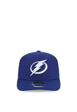 Gorra de béisbol azul con logotipo de rayo blanco centrado en el panel frontal y visera plana.