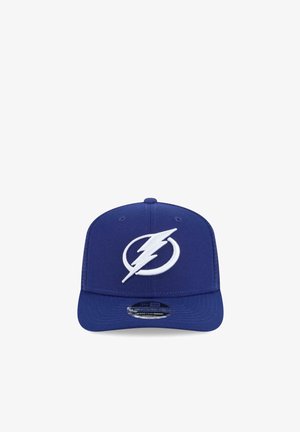 Gorra de béisbol azul con logotipo de rayo blanco centrado en el panel frontal y visera plana.