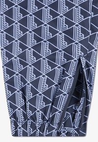 Mornarska tkanina z geometrijskim belim vzorcem prepletenih oblik. Elastični manšeti z zadrgo na robu za prilagodljivost.