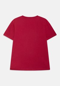Guess JUNIOR BOY - Triko s potiskem - splatter red