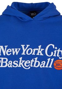 Niebieska bluza z kapturem wykonana z miękkiego materiału, z białym haftowanym napisem "New York City Basketball" oraz pomarańczową grafiką piłki do koszykówki.