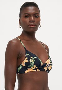 Marine bloemen bikinitop met oranje en groene bloempatronen, voorzien van dunne bandjes en een driehoekig cupontwerp. Soepele stoftextuur.
