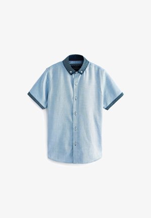 Lyseblå kortærmet skjorte med mønstret mørkeblå krave og manchetter, med en knaplukning foran og et tekstureret stof.