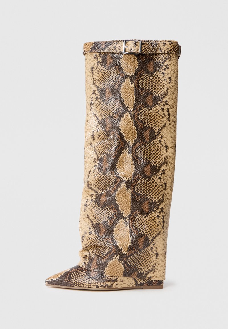 De laars tot de knie in gestructureerde nep-pythonprint met een puntige neus, voorzien van een smalle rand en een zilveren gespdetail aan de bovenkant.