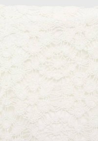 Witte kantstof met een bloemenpatroon, versierd met verhoogde, ronde motieven en een gestructureerd oppervlak, wat een delicate en ingewikkelde uitstraling creëert.