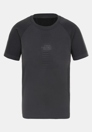 Czarna sportowa koszulka z krótkim rękawem, teksturowanymi rękawami i subtelnym logo The North Face na piersi, przedstawiona na jednolitym tle.