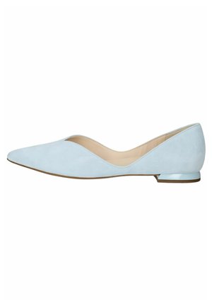 Chaussure plate en daim bleu clair à bout pointu, avec un petit talon et une doublure intérieure beige, vue de côté sur fond blanc.
