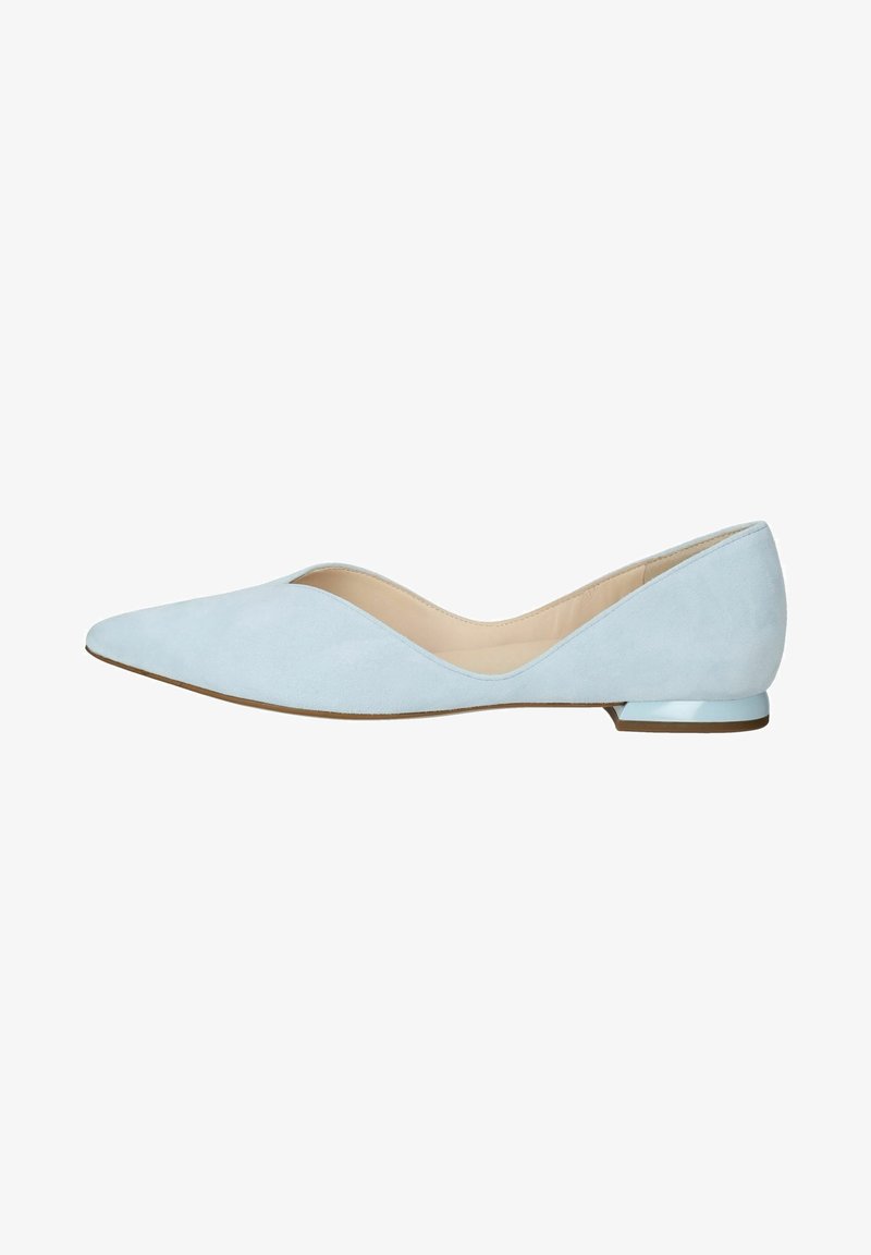 Chaussure plate en daim bleu clair à bout pointu, avec un petit talon et une doublure intérieure beige, vue de côté sur fond blanc.