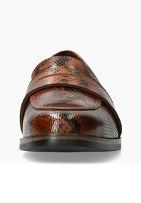 Mocassins en peau de serpent marron avec une texture lisse et brillante et une large sangle plate à l'avant. Semelle en caoutchouc noir robuste pour une bonne adhérence.