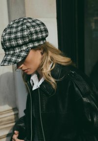 Next Megzta kepurė - monochrome check