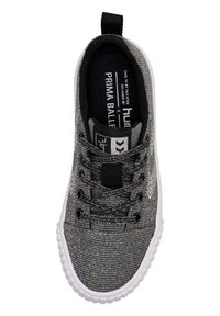 Schwarzer und grauer Sportschuh mit strukturiertem Stoff-Obermaterial, Schnürsenkeln, gepolstertem Schaft und weißer Gummisohle. Verfügt über Logo-Akzente auf der Zunge.