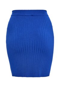 Jupe crayon bleue en maille côtelée avec une silhouette ajustée. Fabriquée en tissu extensible, elle présente une large taille élastique et une texture côtelée verticale.