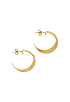 Set glanzende gouden oorringen in de vorm van halve manen, met een pin en vlindervormige sluiting, op een witte achtergrond.