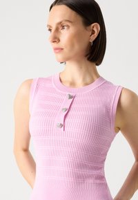 Rosa stripete strikket ermeløs kjole med rund hals og tre hjerteformede rhinestone-knapper nedover fronten.