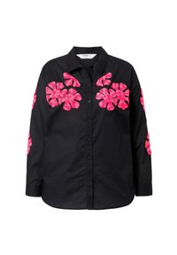 Schwarze Hemd mit langen Ärmeln, das eine rosa Blumenstickerei auf der Brust und den Ärmeln aufweist. Hergestellt aus einem glatten Stoff.