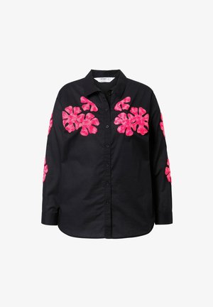 Camisa fija negra con mangas largas, que presenta bordados florales en rosa en el pecho y las mangas. Confeccionada con una tela suave.