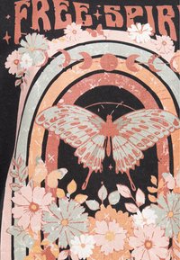 Tissu noir avec un motif de papillon, des fleurs roses pastels et vertes, un arc-en-ciel, et le texte "FREE SPIRIT" en lettres rétro.