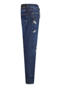 Jean bleu foncé déchiré avec une chaîne attachée à la boucle de ceinture avant et plusieurs petites déchirures sur la partie avant de la cuisse.