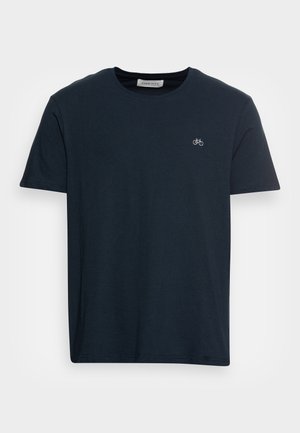 Granatowy t-shirt z krótkim rękawem z małym białym logo roweru na lewej piersi i okrągłym dekoltem.