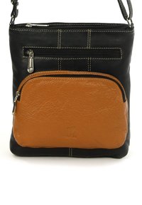 Schwarze Ledertasche mit gesteppten Details und einer strukturierten braunen Ledervordertasche. Verfügt über zwei Reißverschlussfächer und einen verstellbaren Träger.