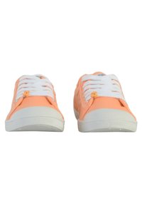 Zapatillas de lona de color naranja claro con cordones blancos, punta redondeada y suela texturizada. Presenta pequeños detalles en naranja cerca de los cordones.