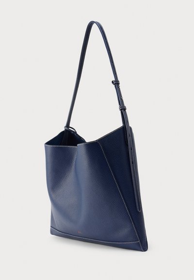 Τσάντα tote από δέρμα σε ναυτικό μπλε με υφή, που διαθέτει γωνιακό σχέδιο, ρυθμιζόμενο λουρί και ραφές σε αντίθεση.