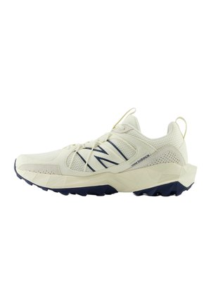 Chaussure de sport New Balance blanche et marine avec empeigne en mesh, semelle intermédiaire géométrique et languettes de traction sur la languette et le talon.