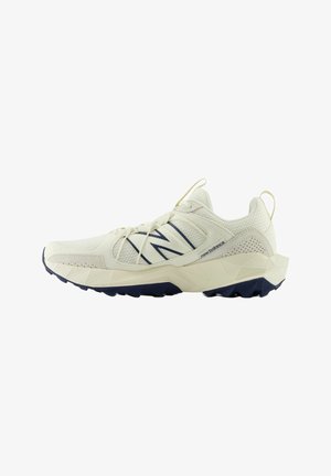 Weißer und marineblauer New Balance Laufschuh mit Mesh-Obermaterial, geometrischer Zwischensohle und Zuglaschen an Zunge und Ferse.