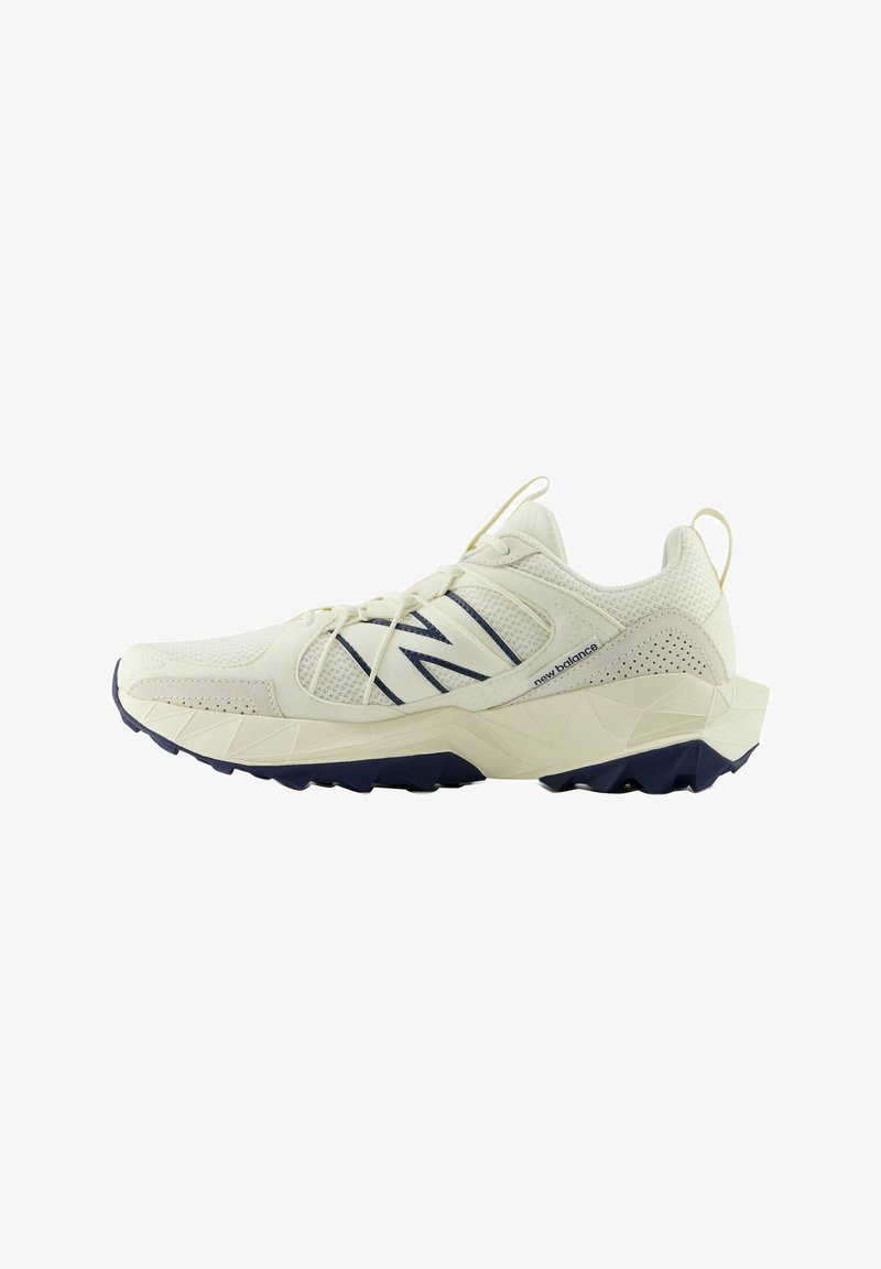 Chaussure de sport New Balance blanche et marine avec empeigne en mesh, semelle intermédiaire géométrique et languettes de traction sur la languette et le talon.